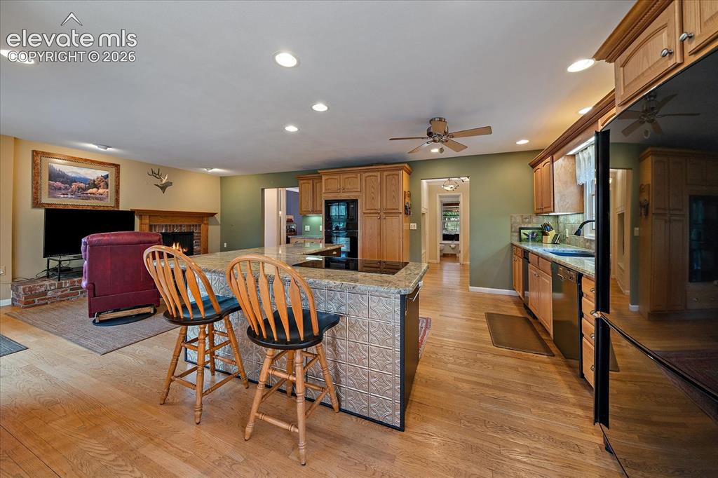Image 15 of 50: Kitchen