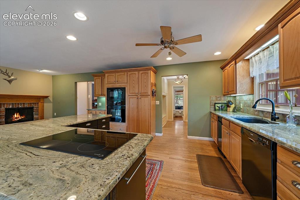 Image 17 of 50: Kitchen