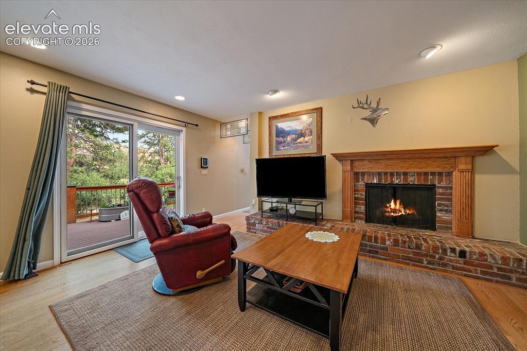 Image 18 of 50: Living Room