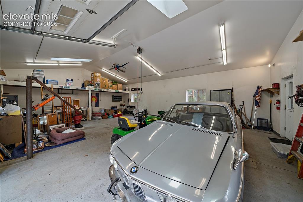 Image 44 of 50: Garage
