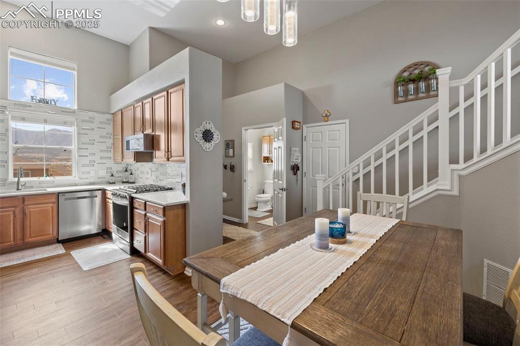 Image 12 of 37: Dining Area