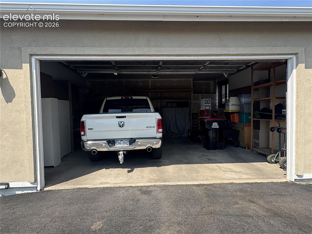 Image 42 of 44: Garage
