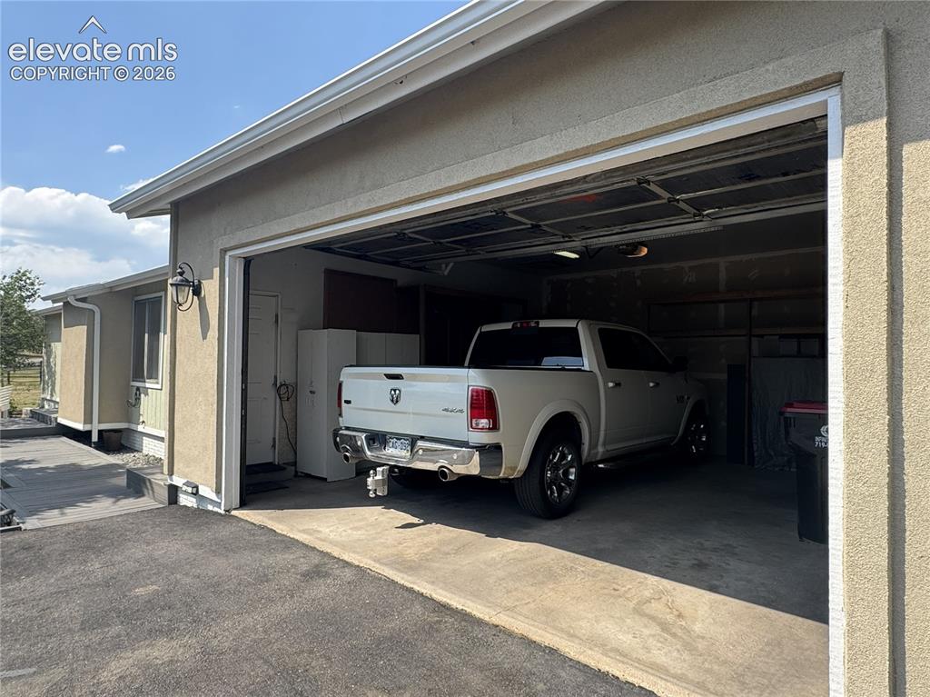 Image 43 of 44: Garage