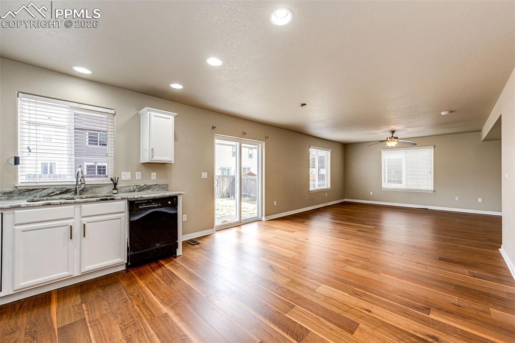 Image 11 of 30: Kitchen