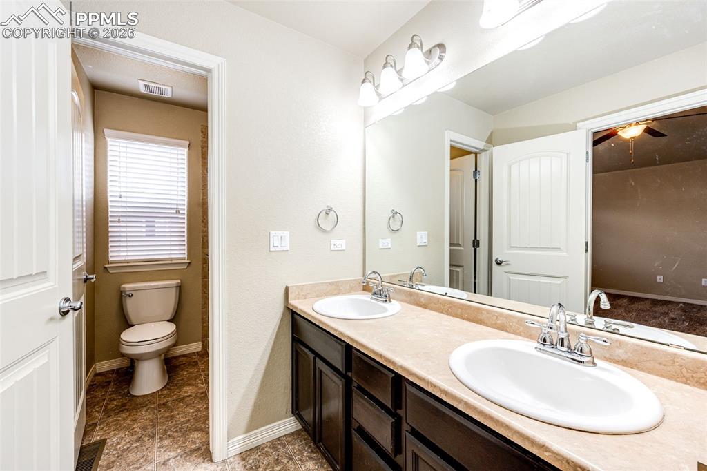 Image 16 of 30: Bathroom