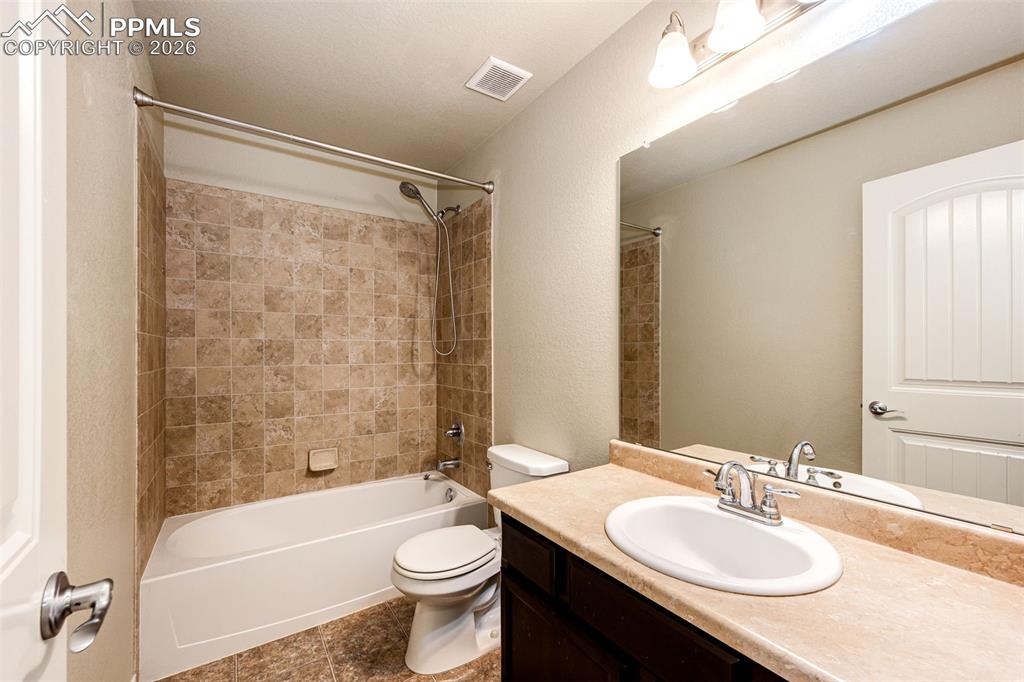 Image 22 of 30: Bathroom