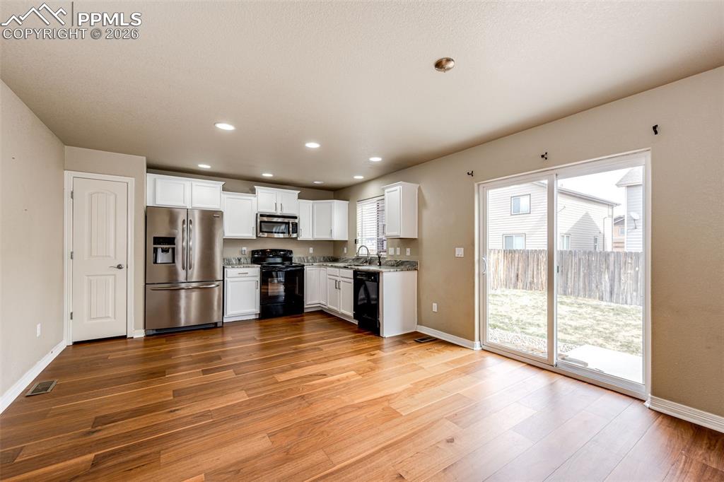 Image 9 of 30: Kitchen