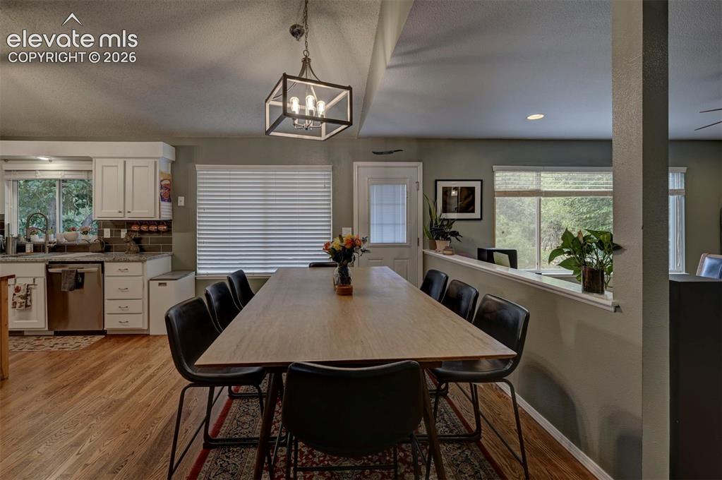Image 10 of 50: Dining Area