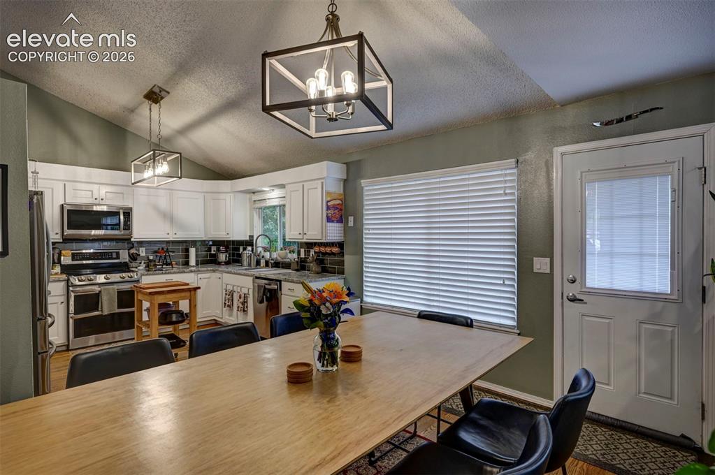 Image 11 of 50: Dining Area