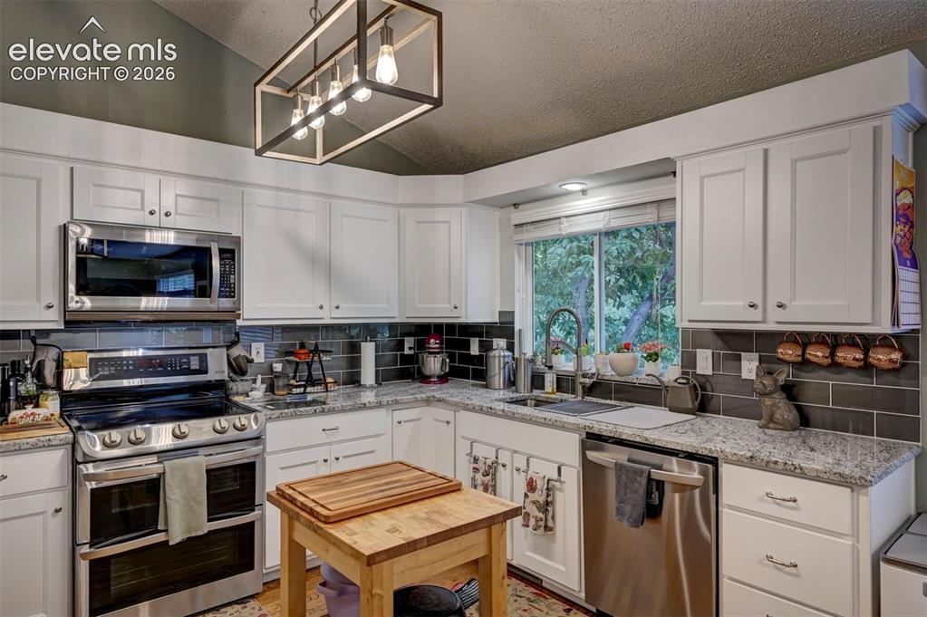 Image 12 of 50: Kitchen
