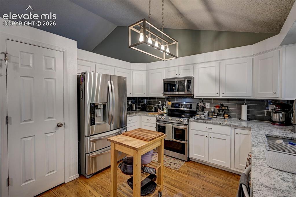 Image 14 of 50: Kitchen