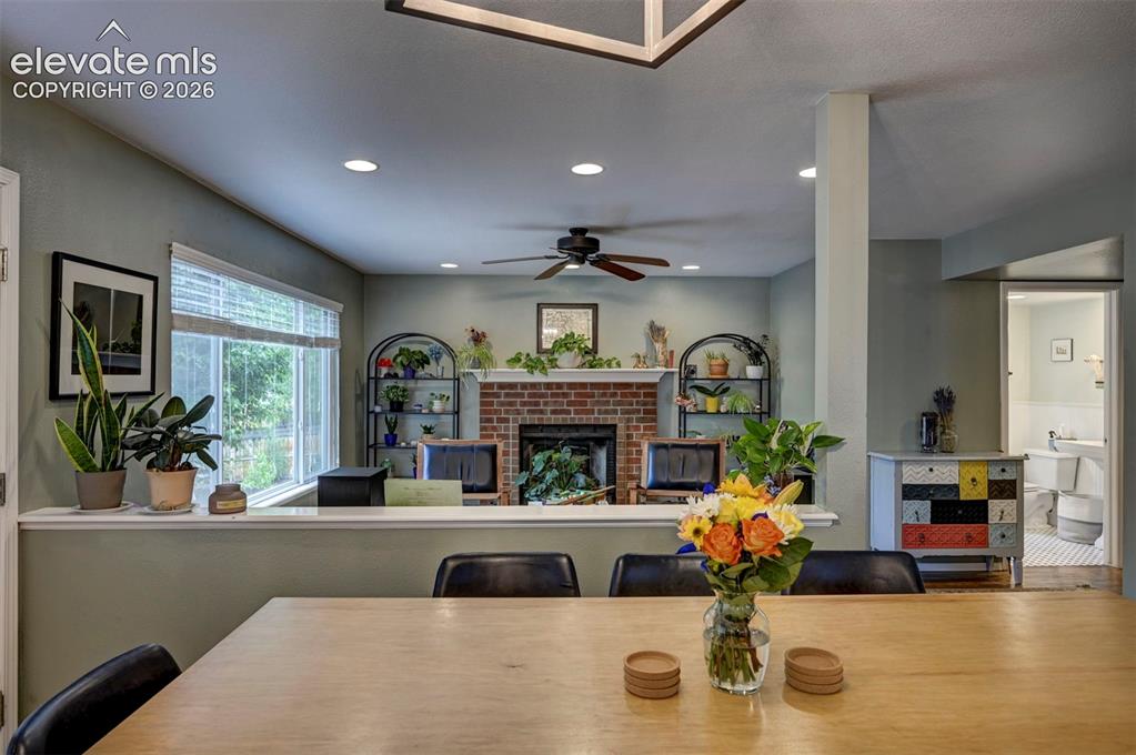 Image 16 of 50: Dining Area