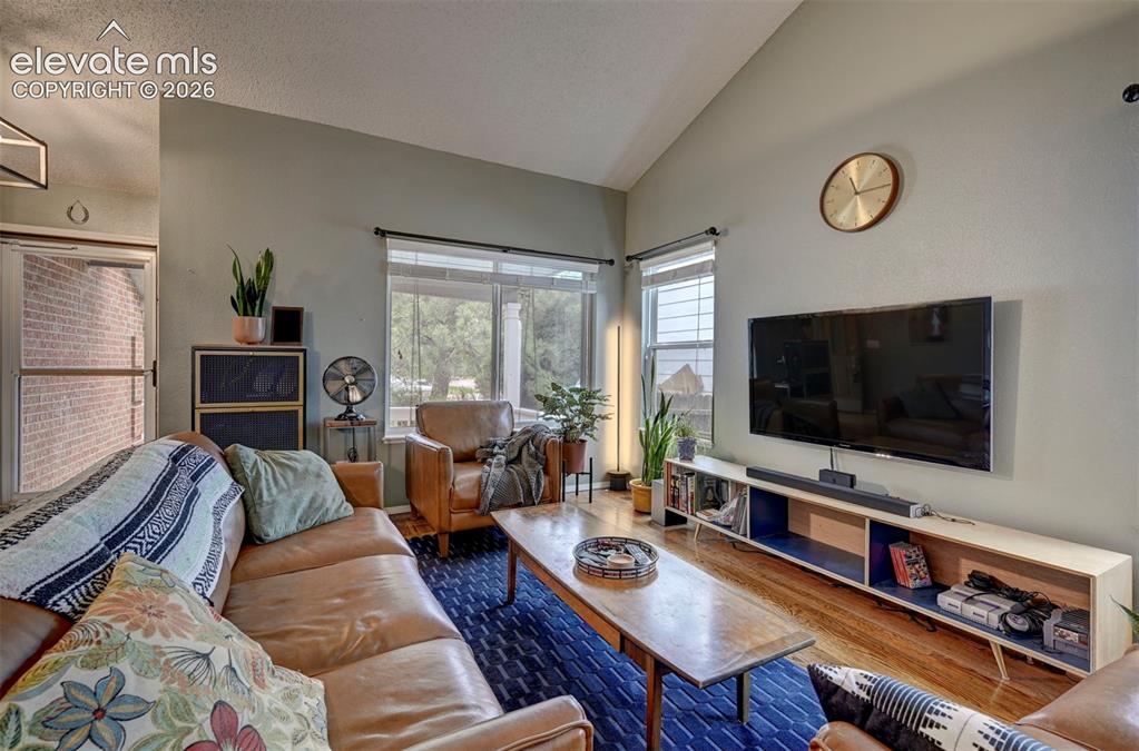 Image 6 of 50: Living Room
