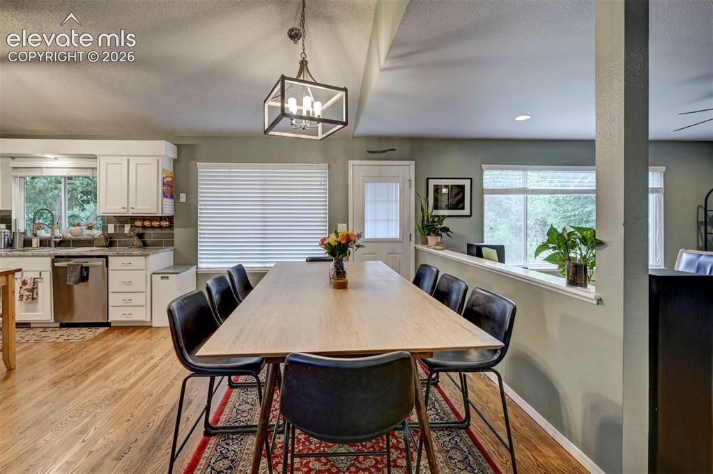 Image 9 of 50: Dining Area