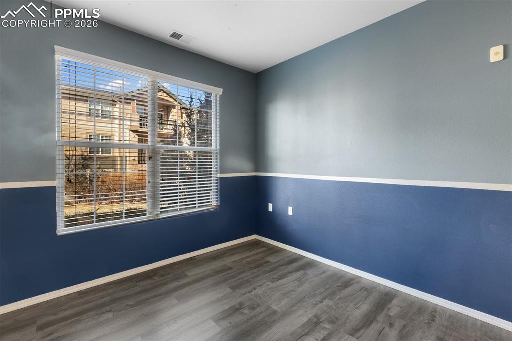 Image 21 of 31: Bedroom