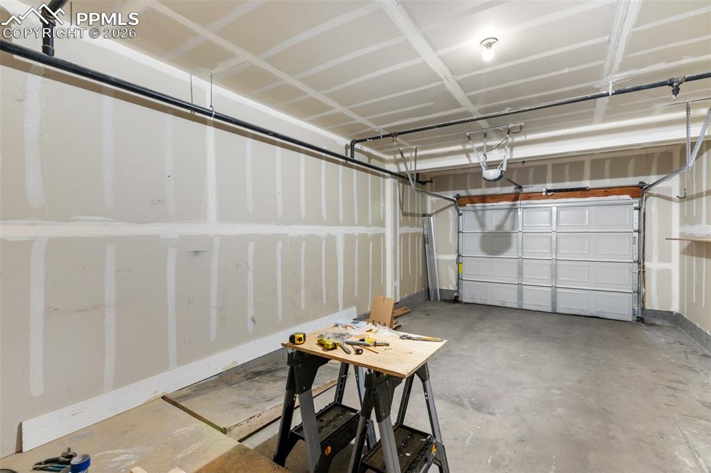 Image 25 of 31: Garage