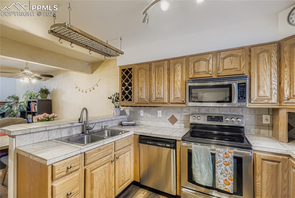 Image 11 of 27: Kitchen