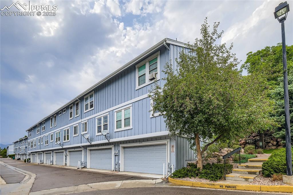 Image 23 of 27: Garage