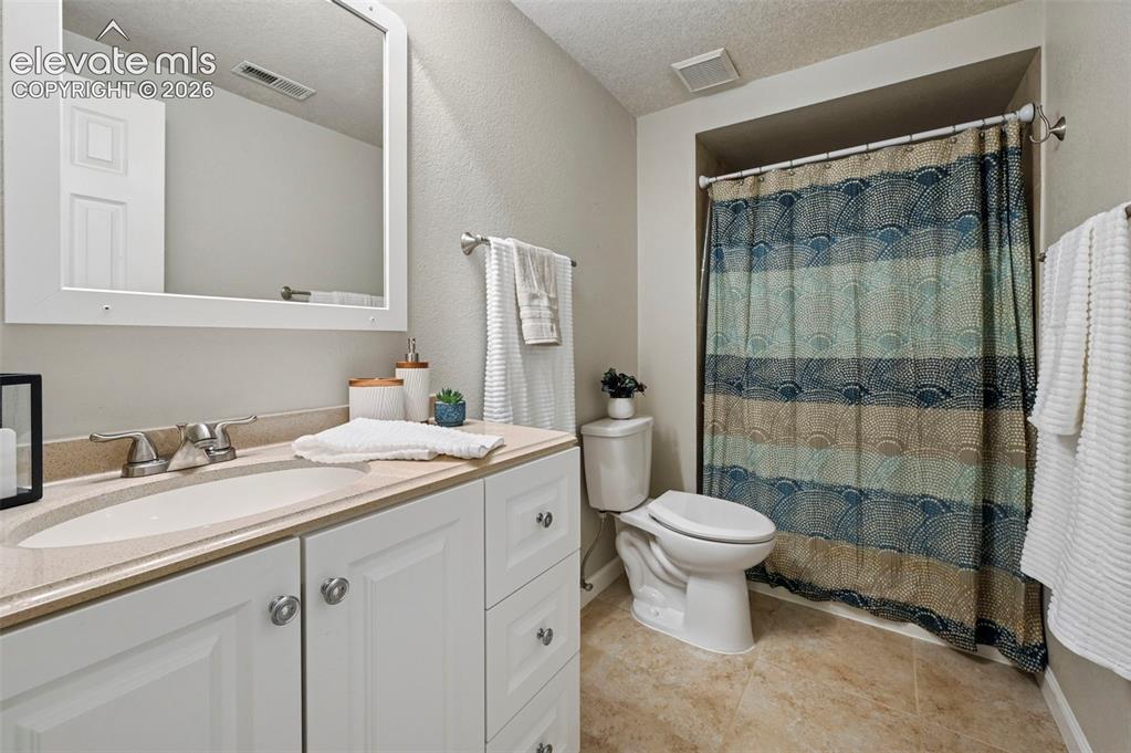 Image 28 of 42: Bathroom