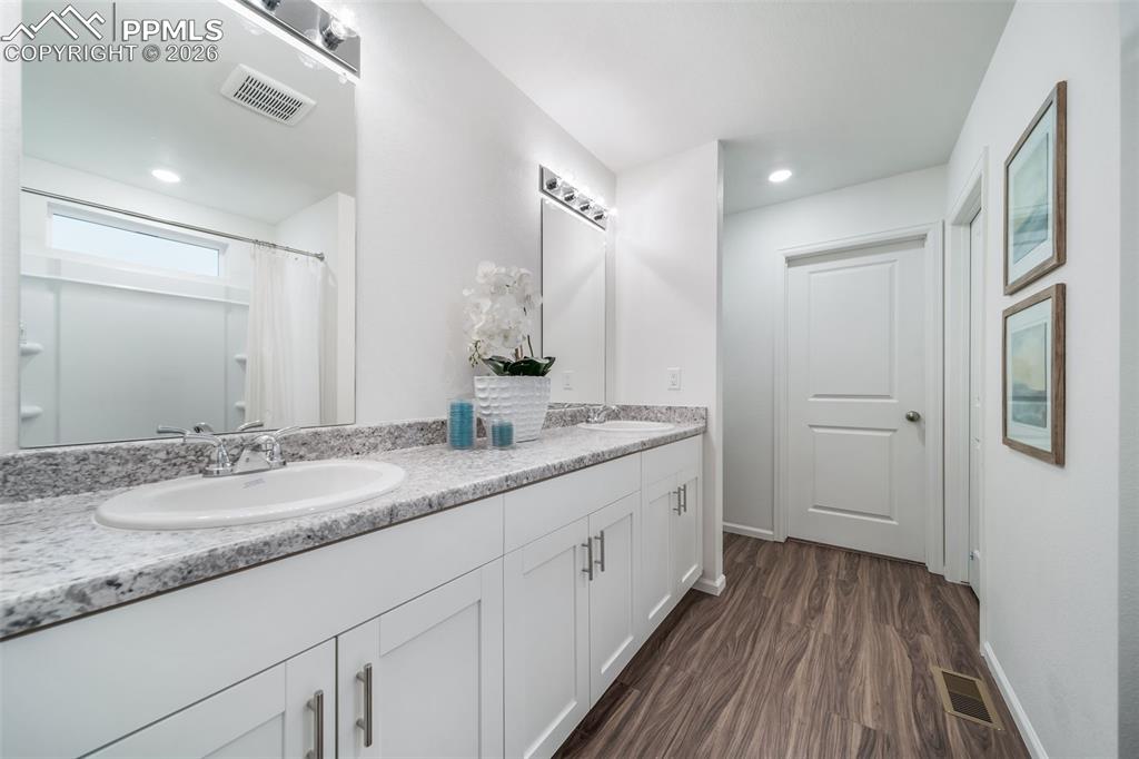 Image 34 of 38: Photos of a model home