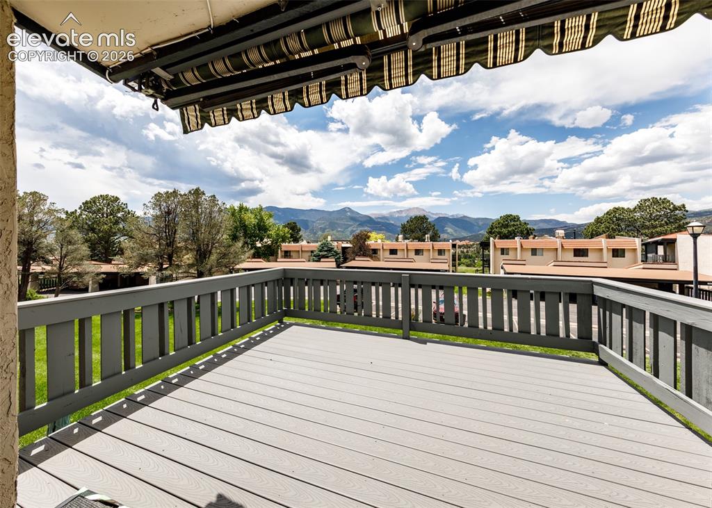 Image 32 of 48: Deck