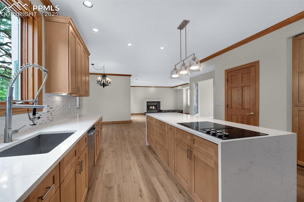 Image 10 of 50: Kitchen