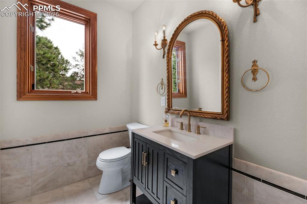 Image 18 of 50: Bathroom