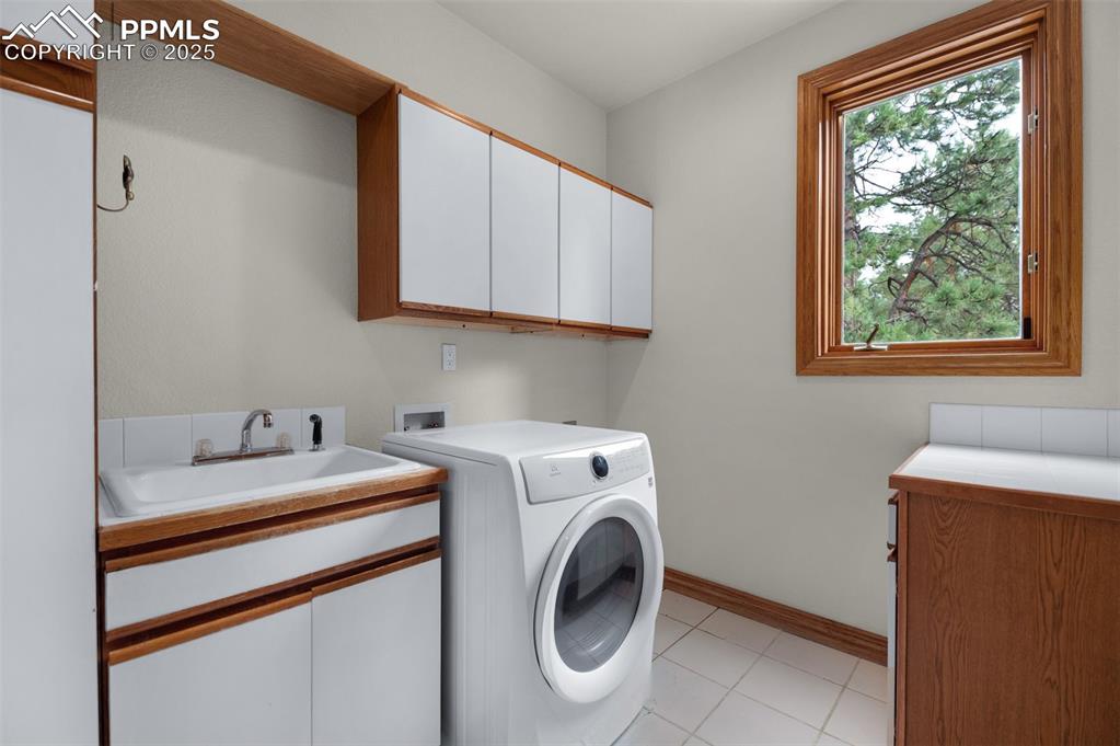 Image 19 of 50: Laundry