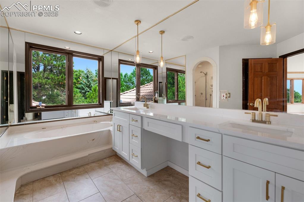 Image 23 of 50: Bathroom