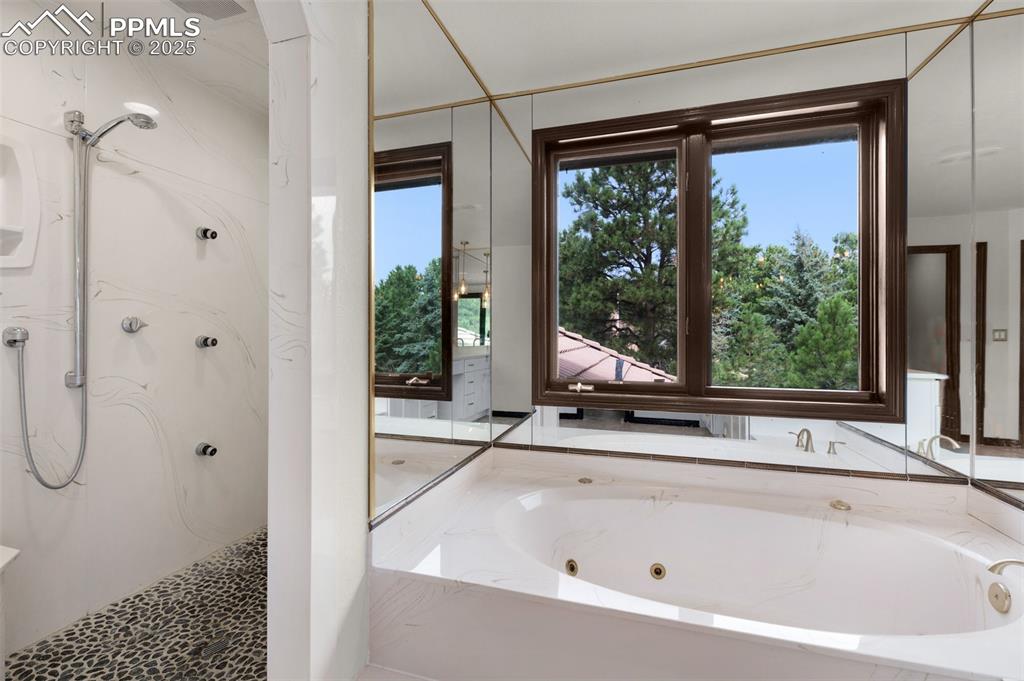 Image 24 of 50: Bathroom