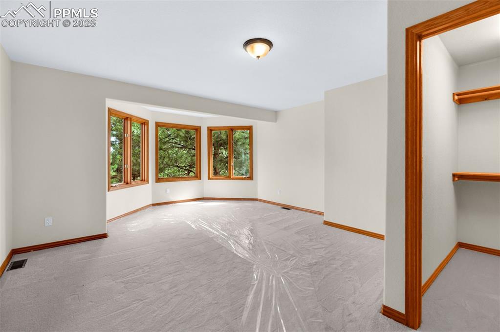 Image 29 of 50: Bedroom