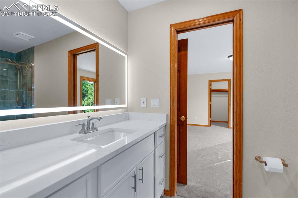 Image 31 of 50: Bathroom