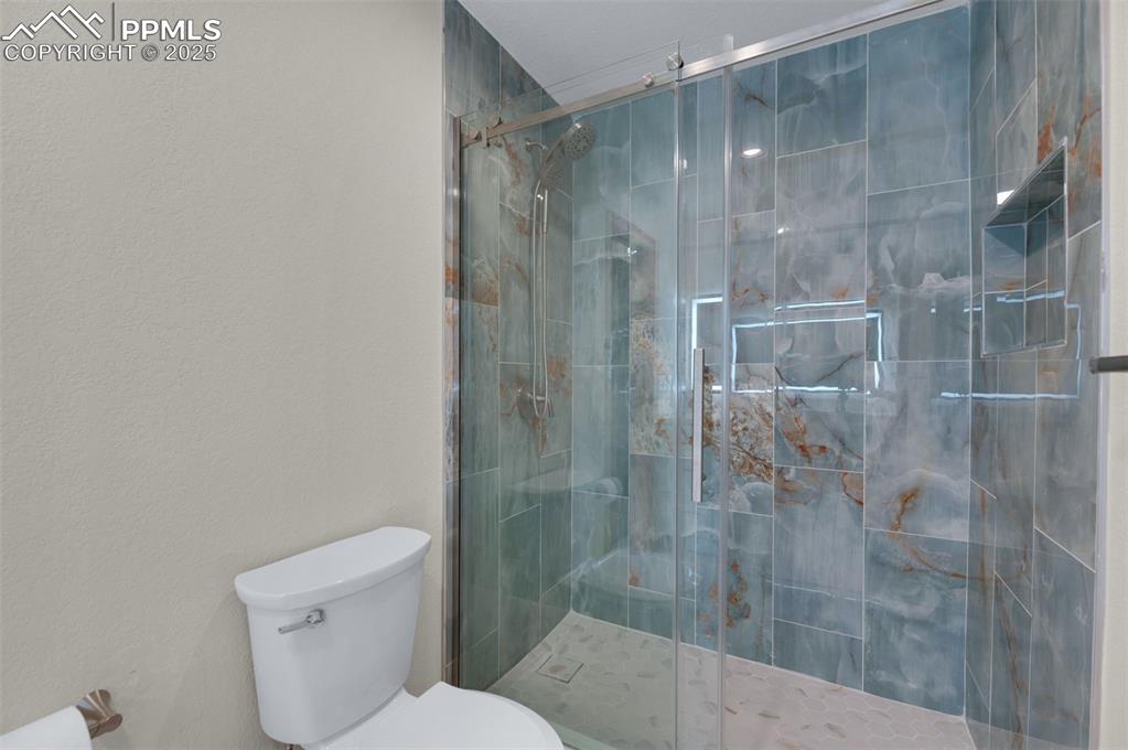 Image 32 of 50: Bathroom