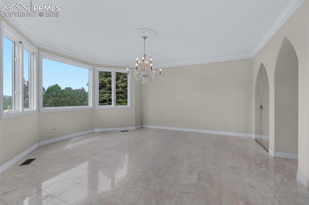 Image 5 of 50: Dining Area