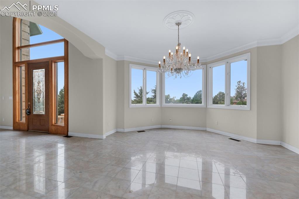 Image 6 of 50: Dining Area