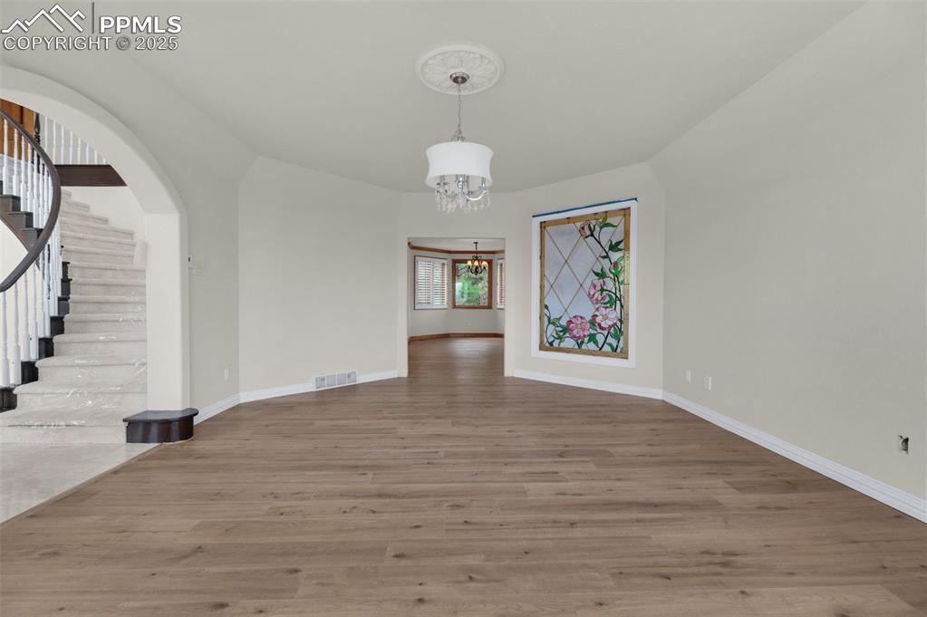 Image 7 of 50: Dining Area