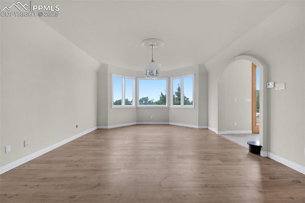 Image 8 of 50: Dining Area