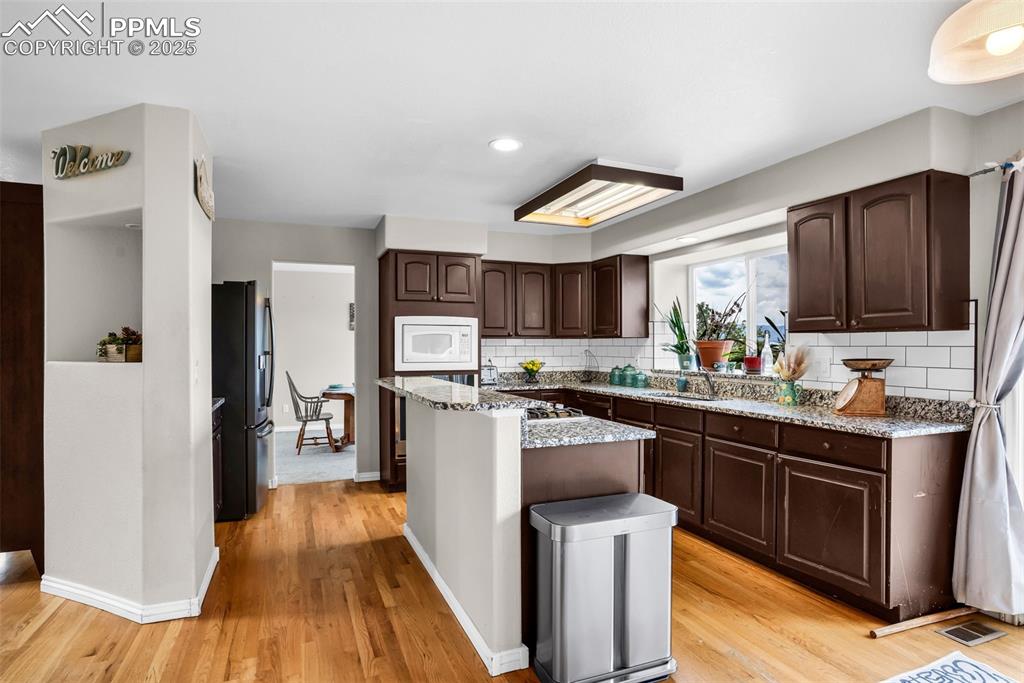 Image 13 of 48: Kitchen