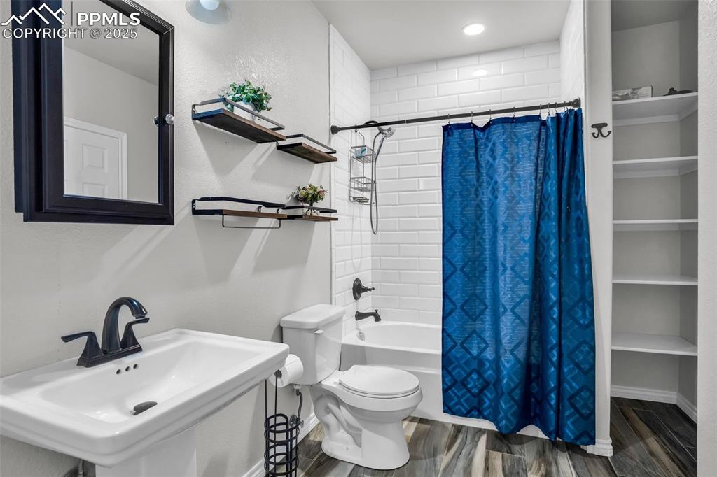 Image 41 of 48: Bathroom