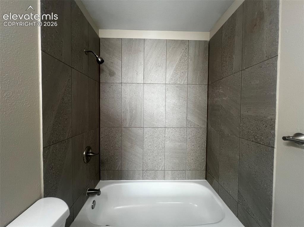 Image 12 of 17: Bathroom