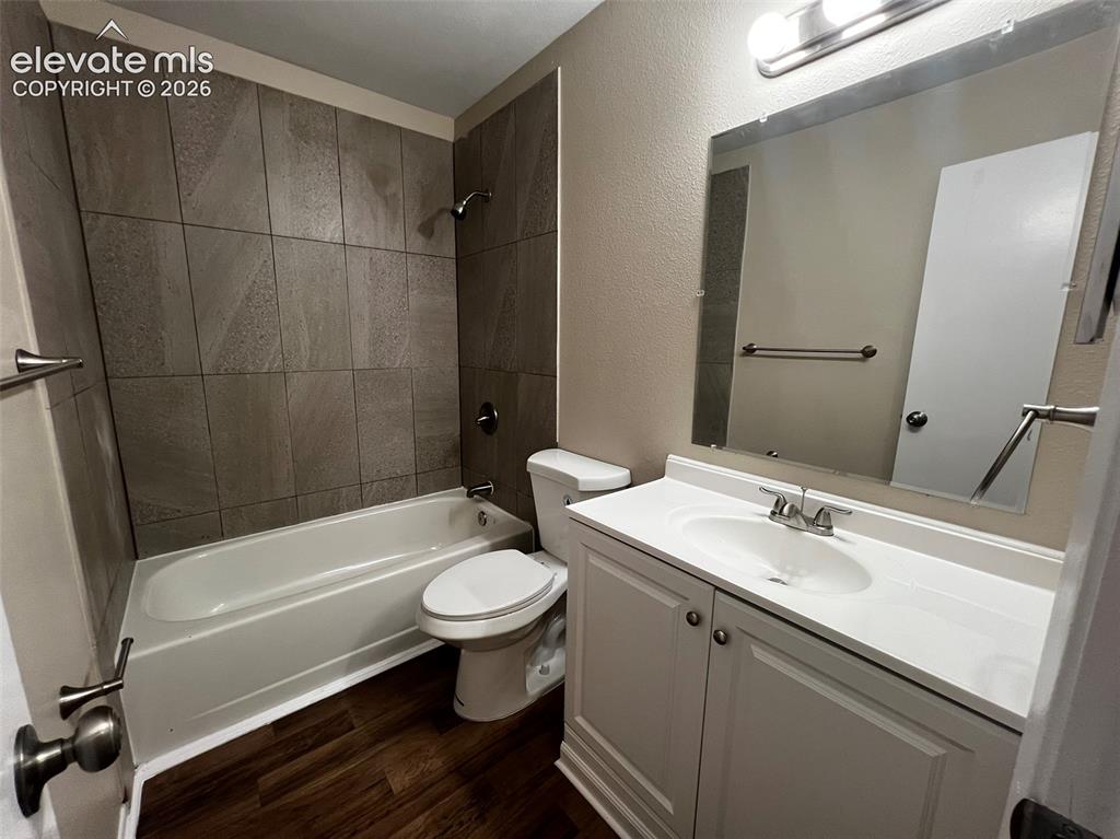 Image 16 of 17: Bathroom