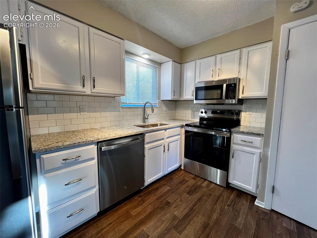 Image 4 of 17: Kitchen