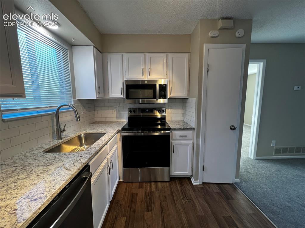 Image 5 of 17: Kitchen