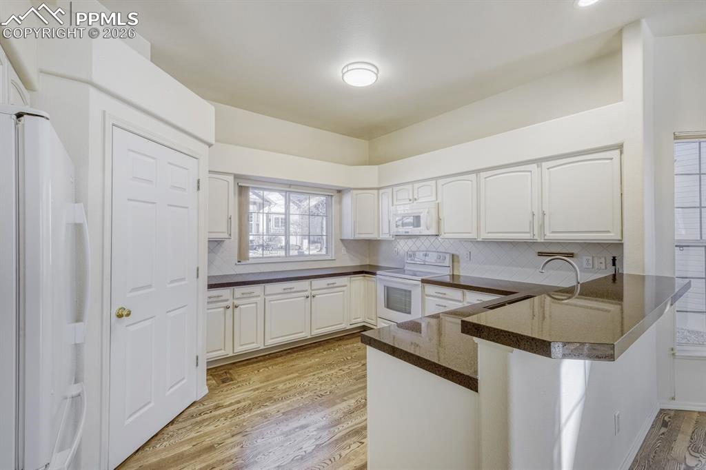 Image 10 of 25: Kitchen