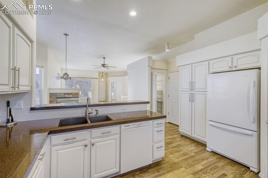 Image 11 of 25: Kitchen