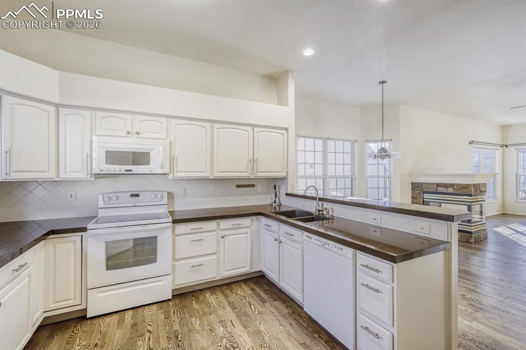 Image 12 of 25: Kitchen