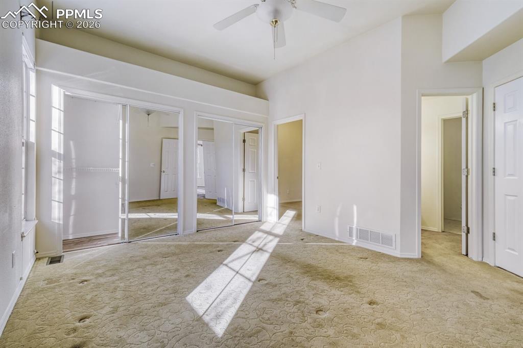 Image 17 of 25: Bedroom