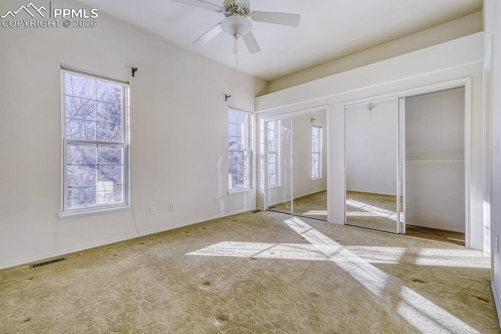 Image 18 of 25: Bedroom