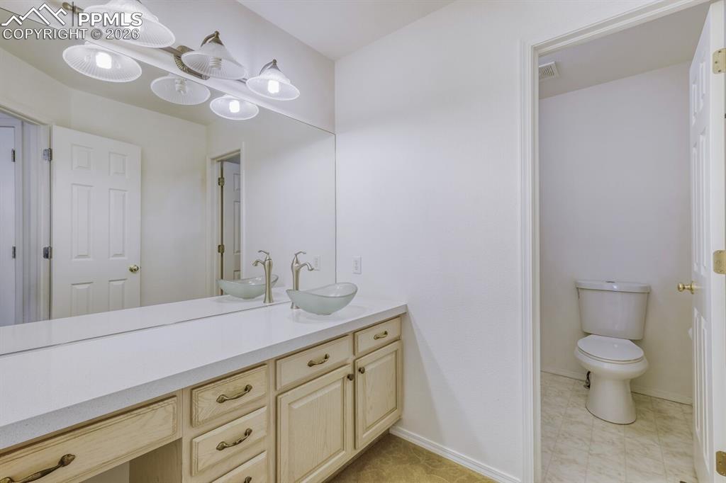 Image 19 of 25: Bathroom