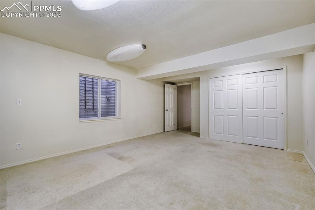 Image 22 of 25: Bedroom